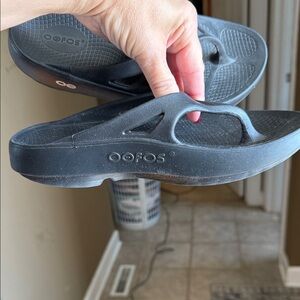 OOFOS Charcoal Comfort Flip Flops